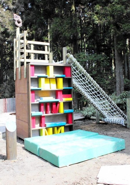 本棚をイメージしたクライミング遊具＝神戸市灘区六甲山町、六甲山アスレチックパーク・グリーニア