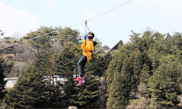 長さ２００メートル以上。風を切って空中飛行が楽しめるジップスライド＝神戸市灘区六甲山町、六甲山アスレチックパーク・グリーニア