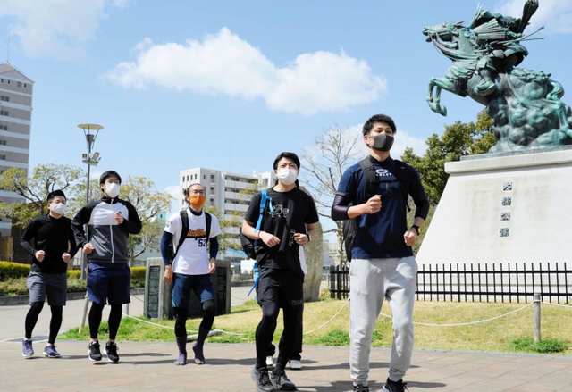 １１３年前に開かれた日本初のマラソン大会を再現しようと湊川公園を出発する有志＝神戸市兵庫区荒田町１