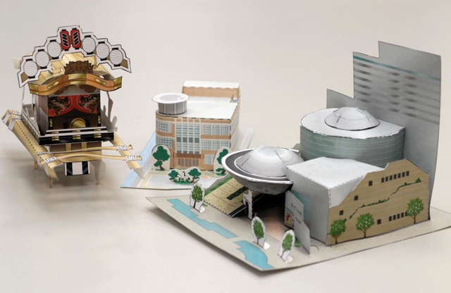 神戸市東灘区が制作、配布している「神戸ファッションプラザ」のペーパークラフト（右端）。左はだんじり、中央は御影公会堂で昨年３月に作った＝同区役所