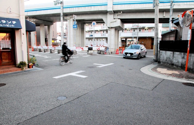 北向きの一方通行とする改修工事の計画案に地元で反対の声が出ている「古堂交差点」＝神戸市東灘区北青木３