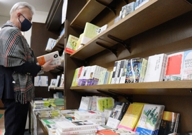 阪神・淡路や東日本大震災の本が並ぶ＝神戸市中央区三宮町１