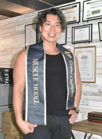 ベストボディ・ジャパンで２連覇を果たした岡崎卓也さん。現在は大会時より１０キロは増えたという＝神戸市中央区北長挟通３