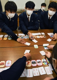 和気あいあいと「神戸王」を楽しむ生徒たち＝神戸市須磨区友が丘１、須磨友が丘高校