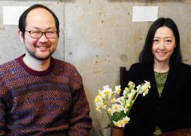 「三度目の、正直」でデビューを果たした野原位監督（左）とヒロイン役の川村りらさん＝神戸市須磨区の「あいうゑむ」