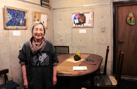 撮影場所となった「あいうゑむ」と、詩人の福永祥子さん＝神戸市須磨区