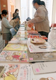 住民が持ち寄った絵本や料理本が並んだ古本市＝神戸市東灘区向洋町中２
