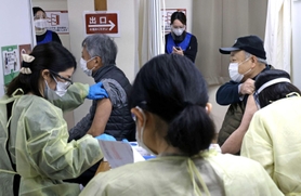 新型コロナの３回目ワクチンを接種する人々＝１月、神戸市兵庫区御崎町１
