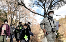冬の木々の魅力を伝える福本市好さん（右）＝神戸市立森林植物園