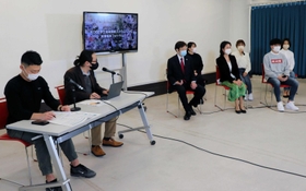 地域貢献活動を通した発見や課題を発表する学生ら＝神戸市中央区小野浜町