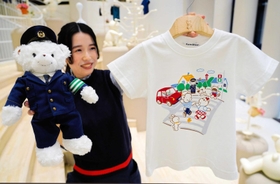 生田署とファミリアが共同で作ったぬいぐるみとＴシャツ＝中央区西町