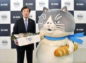 神戸の魚を手にした久元喜造市長と記念写真を撮るマル＝神戸市役所（撮影・名倉あかり）