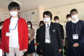 東日本大震災が発生した午後２時46分に黙とうする高校生ら＝あすパーク