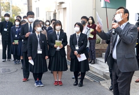 堂内克孝さん（右端）から阪神・淡路大震災時の状況について聞く高校生ら＝神戸市灘区中郷町４