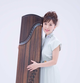 中国古筝の伍芳さん（提供）