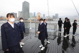 雨の中、クルーズを楽しむ中学生＝１日、神戸沖