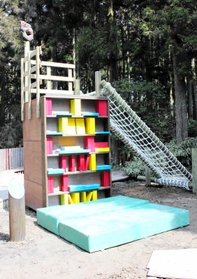 本棚をイメージしたクライミング遊具＝神戸市灘区六甲山町、六甲山アスレチックパーク・グリーニア