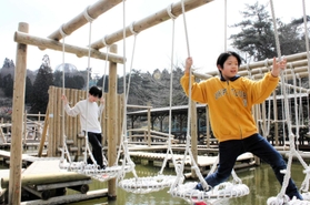 「池に落ちそう！」。子どもたちが思わず叫ぶ水上エリア＝神戸市灘区六甲山町、六甲山アスレチックパーク・グリーニア