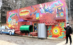 海外の街の路地裏をイメージし写真、動画撮影に人気を呼びそうな巨大壁＝神戸市灘区六甲山町、六甲山アスレチックパーク・グリーニア