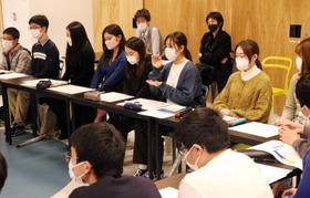ウクライナ支援で自分たちができることは－。大学生らが真剣な表情で話し合った＝神戸国際コミュニティセンター