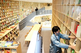 約１万５千冊の絵本や児童書が並んだ館内＝神戸市中央区加納町６