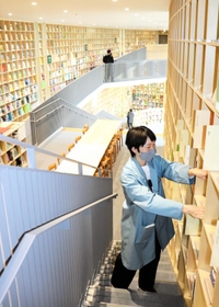 約１万５千冊の絵本や児童書が並んだ館内＝神戸市中央区加納町６
