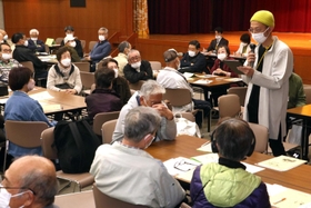 神戸市が示した王子公園の再整備方針について意見を交わす市民ミーティングの参加者たち＝動物園ホール