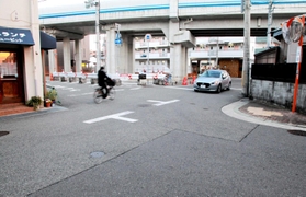 北向きの一方通行とする改修工事の計画案に地元で反対の声が出ている「古堂交差点」＝神戸市東灘区北青木３
