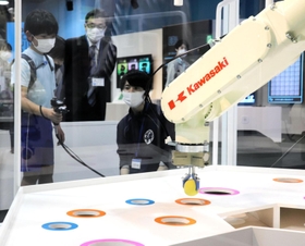 コントローラーを操作してロボットを動かす子ども＝バンドー神戸青少年科学館