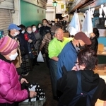 イカナゴを求めて店先に列ができた＝１日午前、神戸市垂水区神田町（撮影・小谷千穂）