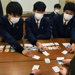 和気あいあいと「神戸王」を楽しむ生徒たち＝神戸市須磨区友が丘１、須磨友が丘高校