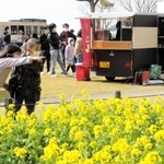 菜の花が見頃を迎える中で開かれた「菜の花マルシェ」＝神戸市須磨区緑台