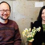 「三度目の、正直」でデビューを果たした野原位監督（左）とヒロイン役の川村りらさん＝神戸市須磨区の「あいうゑむ」