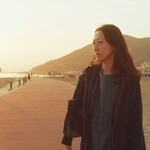 「三度目の、正直」の一場面（（Ｃ）２０２１　ＮＥＯＰＡ　ｉｎｃ．）