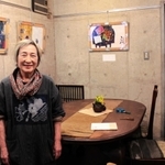 撮影場所となった「あいうゑむ」と、詩人の福永祥子さん＝神戸市須磨区