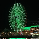 緑内障啓発のため緑色にライトアップされたモザイク大観覧車＝６日夜、神戸市中央区東川崎町１（撮影・吉田敦史）