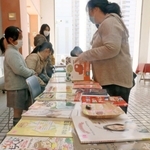 住民が持ち寄った絵本や料理本が並んだ古本市＝神戸市東灘区向洋町中２