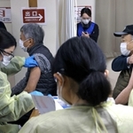 新型コロナの３回目ワクチンを接種する人々＝１月、神戸市兵庫区御崎町１