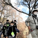 冬の木々の魅力を伝える福本市好さん（右）＝神戸市立森林植物園