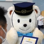 倉野喜朗署長から「一日署長」を任されて張り切るファミちゃん＝神戸市中央区西町