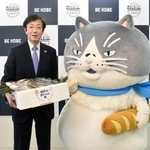神戸の魚を手にした久元喜造市長と記念写真を撮るマル＝神戸市役所（撮影・名倉あかり）