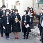 堂内克孝さん（右端）から阪神・淡路大震災時の状況について聞く高校生ら＝神戸市灘区中郷町４