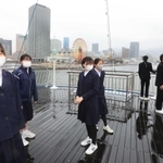 雨の中、クルーズを楽しむ中学生＝１日、神戸沖