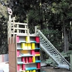 本棚をイメージしたクライミング遊具＝神戸市灘区六甲山町、六甲山アスレチックパーク・グリーニア