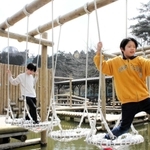 「池に落ちそう！」。子どもたちが思わず叫ぶ水上エリア＝神戸市灘区六甲山町、六甲山アスレチックパーク・グリーニア