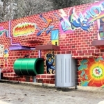 海外の街の路地裏をイメージし写真、動画撮影に人気を呼びそうな巨大壁＝神戸市灘区六甲山町、六甲山アスレチックパーク・グリーニア