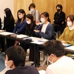 ウクライナ支援で自分たちができることは－。大学生らが真剣な表情で話し合った＝神戸国際コミュニティセンター