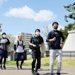 １１３年前に開かれた日本初のマラソン大会を再現しようと湊川公園を出発する有志＝神戸市兵庫区荒田町１