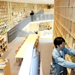 約１万５千冊の絵本や児童書が並んだ館内＝神戸市中央区加納町６