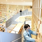 約１万５千冊の絵本や児童書が並んだ館内＝神戸市中央区加納町６